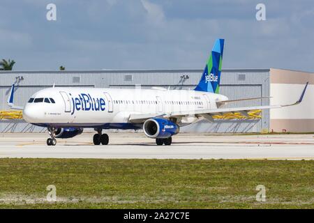 Fort Lauderdale, Florida - April 6, 2019: JetBlue Airbus A321 Flugzeug am Flughafen Fort Lauderdale (FLL) in Florida. | Verwendung weltweit Stockfoto