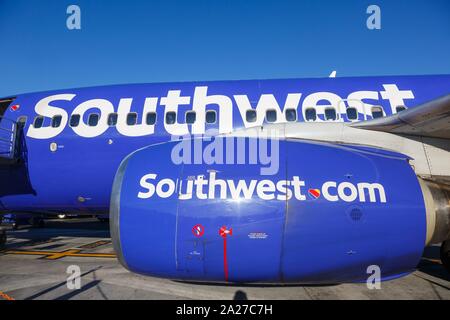 Burbank, Kalifornien - 10. April 2019: CFM56 Motor der Southwest Airlines Boeing737-700 Flugzeug am Flughafen Burbank (BUR) in Kalifornien. | Verwendung weltweit Stockfoto