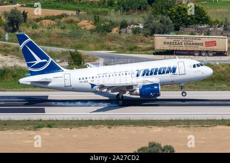 Skiathos, Griechenland - 27. Juli 2019: Tarom Airbus A318 Flugzeug am Flughafen Skiathos (Jsi) in Griechenland. | Verwendung weltweit Stockfoto