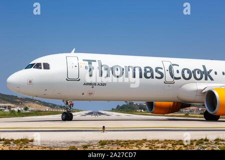 Skiathos, Griechenland - 31. Juli 2019: Thomas Cook Airbus A321 am Flughafen Skiathos (Jsi) in Griechenland. | Verwendung weltweit Stockfoto