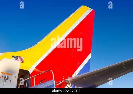 Burbank, Kalifornien - 10. April 2019: Schwanz einer Southwest Airlines Boeing737-700 Flugzeug am Flughafen Burbank (BUR) in Kalifornien. | Verwendung weltweit Stockfoto