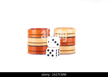 Spielsteine und Würfel auf einem weißen Hintergrund. Gesellschaftsspiele Konzept. Kopieren Sie Platz. Stockfoto