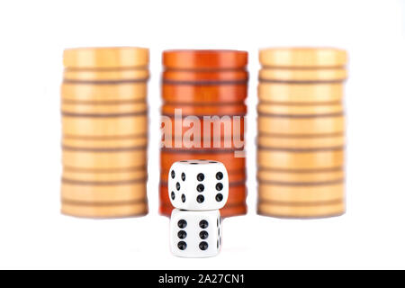 Mehrere Spielsteine und Würfel auf einem weißen Hintergrund. Gesellschaftsspiele Konzept. Kopieren Sie Platz. Stockfoto