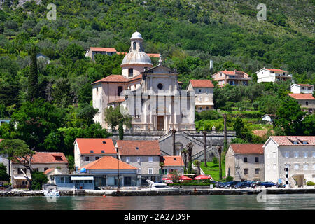 Prcanj, Montenegro -10. 6. 2019. Stadt und Kirche der Jungfrau Maria Stockfoto