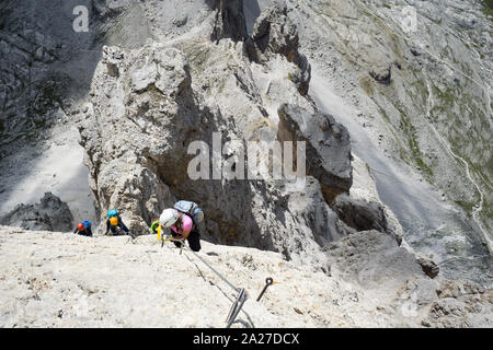 Bergsteiger auf einer vertikalen und exponierte Felswand klettern Klettersteige in den Dolomiten Stockfoto