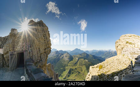 Historische Zinnen und Tunnels aus dem Zweiten Weltkrieg, die ich in den italienischen Dolomiten Stockfoto