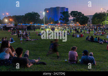 Menschen versammeln sich in Flushing Meadows Corona Park für die Königinnen der Nacht Markt in Queens, New York, am 27. Juli 2019. Stockfoto