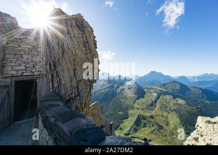 Historische Zinnen und Tunnels aus dem Zweiten Weltkrieg, die ich in den italienischen Dolomiten Stockfoto