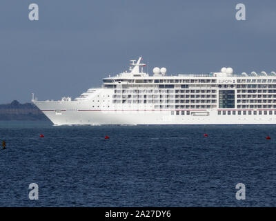 Sheerness, Kent, Großbritannien. Am 1. Oktober 2019. Europa 2 cruiseship, Sheerness, Kent heute Mittag. MS Europa 2 wird von in Deutschland ansässigen Hapag-Lloyd Kreuzfahrten betrieben. Sie trat im Mai 2013 und ist die am höchsten bewerteten kleinen Luxus Kreuzfahrtschiff der Welt nach der Berlitz Guide zu Kreuzfahrten und Kreuzfahrtschiffe (Empfang eines 5 Sterne plus Rating). Credit: James Bell/Alamy leben Nachrichten Stockfoto