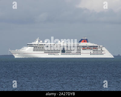 Sheerness, Kent, Großbritannien. Am 1. Oktober 2019. Europa 2 cruiseship, Sheerness, Kent heute Mittag. MS Europa 2 wird von in Deutschland ansässigen Hapag-Lloyd Kreuzfahrten betrieben. Sie trat im Mai 2013 und ist die am höchsten bewerteten kleinen Luxus Kreuzfahrtschiff der Welt nach der Berlitz Guide zu Kreuzfahrten und Kreuzfahrtschiffe (Empfang eines 5 Sterne plus Rating). Credit: James Bell/Alamy leben Nachrichten Stockfoto