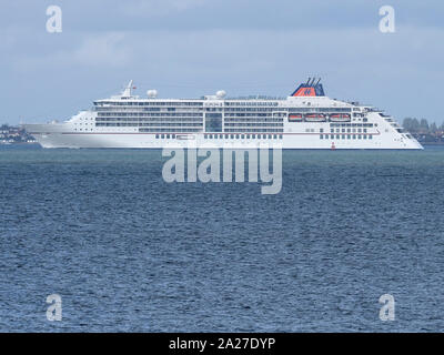 Sheerness, Kent, Großbritannien. Am 1. Oktober 2019. Europa 2 cruiseship, Sheerness, Kent heute Mittag. MS Europa 2 wird von in Deutschland ansässigen Hapag-Lloyd Kreuzfahrten betrieben. Sie trat im Mai 2013 und ist die am höchsten bewerteten kleinen Luxus Kreuzfahrtschiff der Welt nach der Berlitz Guide zu Kreuzfahrten und Kreuzfahrtschiffe (Empfang eines 5 Sterne plus Rating). Credit: James Bell/Alamy leben Nachrichten Stockfoto