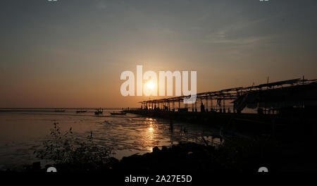 Alte Dock bei Sonnenaufgang Stockfoto