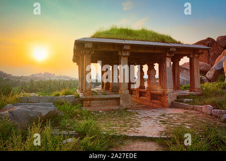Antike Ruinen in Hampi am Sonnenuntergang. Indien Stockfoto