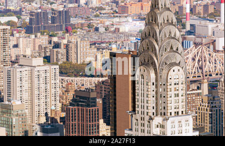 NEW YORK, USA, November 2016: Detail der Turmspitze des berühmten Chrysler Building mit Der leicht verschwommene New York Panorama im Hintergrund Stockfoto