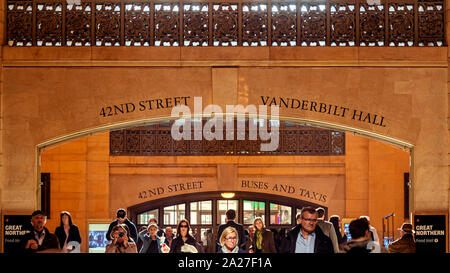 Impara la pronunciaNEW YORK, USA, November 2016: Menschen zu Fuß unter dem Bogen mit Wegbeschreibungen zu Vanderbilt Hall und 42nd Street in New York Gr Stockfoto