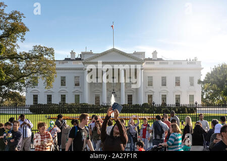 Washington D.C., USA, Oktober 2016: Touristen die Bilder vor dem Weißen Haus an einem sonnigen Tag. Tourismus und Reisen Stockfoto