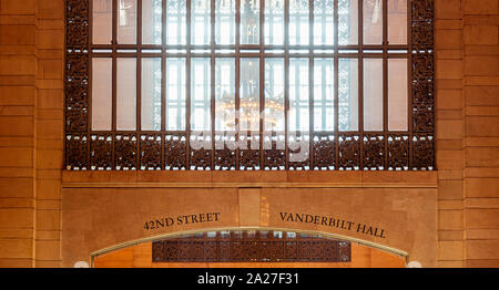 New York, USA, November 2016: Torbogen mit Anzeichen für 42nd Street und Vanderbilt Hall in der New Yorker Grand Central Station unter einem großen Fenster mit Stockfoto