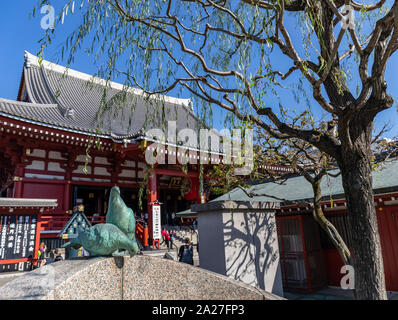 Tokyo, Japan - 30. Oktober 2018: ein Detail in der Senso-ji buddhistischen Tempel, Tokio, Japan Stockfoto