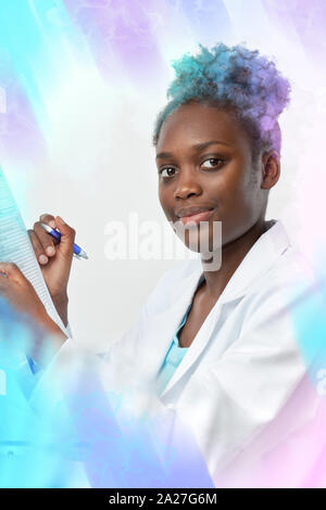 Die afrikanischen Wissenschaftler, Arzt- oder graduate student. Selbstbewussten jungen Frau tragen Laborkittel ein Stift und ein Fragebogen, auf die Augen konzentrieren. Neon ligh Stockfoto