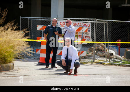 Das Bloomington Polizei untersucht nach einem City Transit aber angeschlagen und eine Frau in der Nähe der Bushaltestelle getötet, an der Ecke der dritten Straße, und Walnuss, Donnerstag, 26. September 2019 in Bloomington, Ind. Polizei sind noch nicht die Freigabe der Name der Frauen ausstehende Benachrichtigung der nächsten Angehörigen. (Foto von Jeremy Hogan/Die Bloomingtonian) Stockfoto