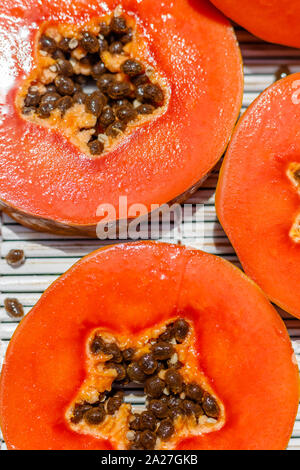 Frischer papaya in runde Stücke schneiden, mit einem Stern Mitte. Bali, Indonesien. Bild vertikal. Stockfoto