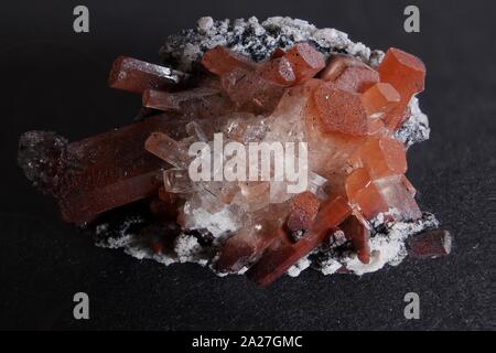 Rock Matrix mit kleinen klaren Kristallen und orange braun und klare Topaz mit schwarzem Hintergrund Stockfoto