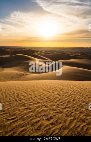 Sonnenuntergang in den riesigen Sanddünen der Sahara Timimoun, Algerien Stockfoto