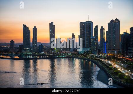 Die Skyline in der Dämmerung, Panama City, Panama Stockfoto