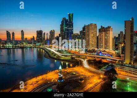 Die Skyline in der Dämmerung, Panama City, Panama Stockfoto