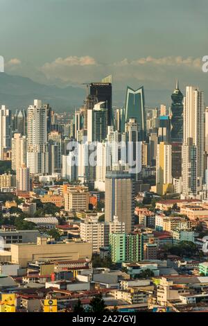 Blick auf die Skyline von Panama City aus El Ancon, Panama Stockfoto