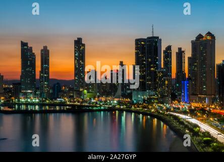 Die Skyline in der Dämmerung, Panama City, Panama Stockfoto