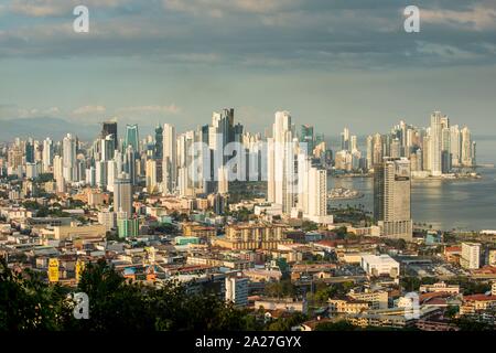 Blick auf die Skyline von Panama City aus El Ancon, Panama Stockfoto