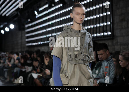 Paris, Frankreich. 01 Okt, 2019. Ein Modell auf dem Laufsteg während Jarel Zhang's Show als Teil der Präsentation der Frühjahr-sommer 2020 Ready-to-Sammlungen tragen während der Pariser Modewoche in Paris am Dienstag, 1. Oktober 2019. Foto von Eco Clement/UPI Quelle: UPI/Alamy leben Nachrichten Stockfoto