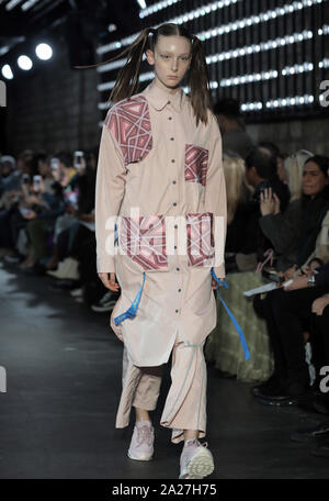 Paris, Frankreich. 01 Okt, 2019. Ein Modell auf dem Laufsteg während Jarel Zhang's Show als Teil der Präsentation der Frühjahr-sommer 2020 Ready-to-Sammlungen tragen während der Pariser Modewoche in Paris am Dienstag, 1. Oktober 2019. Foto von Eco Clement/UPI Quelle: UPI/Alamy leben Nachrichten Stockfoto