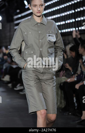 Paris, Frankreich. 01 Okt, 2019. Ein Modell auf dem Laufsteg während Jarel Zhang's Show als Teil der Präsentation der Frühjahr-sommer 2020 Ready-to-Sammlungen tragen während der Pariser Modewoche in Paris am Dienstag, 1. Oktober 2019. Foto von Eco Clement/UPI Quelle: UPI/Alamy leben Nachrichten Stockfoto