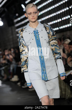 Paris, Frankreich. 01 Okt, 2019. Ein Modell auf dem Laufsteg während Jarel Zhang's Show als Teil der Präsentation der Frühjahr-sommer 2020 Ready-to-Sammlungen tragen während der Pariser Modewoche in Paris am Dienstag, 1. Oktober 2019. Foto von Eco Clement/UPI Quelle: UPI/Alamy leben Nachrichten Stockfoto