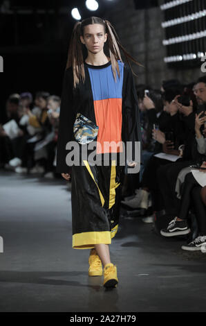 Paris, Frankreich. 01 Okt, 2019. Ein Modell auf dem Laufsteg während Jarel Zhang's Show als Teil der Präsentation der Frühjahr-sommer 2020 Ready-to-Sammlungen tragen während der Pariser Modewoche in Paris am Dienstag, 1. Oktober 2019. Foto von Eco Clement/UPI Quelle: UPI/Alamy leben Nachrichten Stockfoto