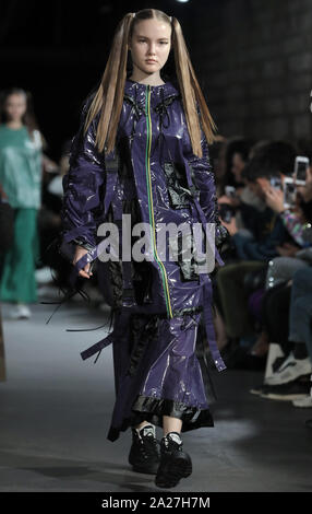 Paris, Frankreich. 01 Okt, 2019. Ein Modell auf dem Laufsteg während Jarel Zhang's Show als Teil der Präsentation der Frühjahr-sommer 2020 Ready-to-Sammlungen tragen während der Pariser Modewoche in Paris am Dienstag, 1. Oktober 2019. Foto von Eco Clement/UPI Quelle: UPI/Alamy leben Nachrichten Stockfoto