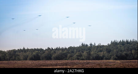 Ede, 20-Sep-2019: der Dakota und Hercules Ebenen nähern sich die Heide für das Fallenlassen der Fallschirmjäger bei der Betrieb in Tröpfchenform, Gedenken an Market Garden Stockfoto