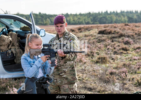 Ede, Niederlande, 20-Sep-2019: Schüler Erklärungen erhalten aus dem niederländischen Soldaten, wie und was bei para Kot während der Operation Market Garden vor 75 Jahren, am Ende des zweiten Weltkriegs Stockfoto