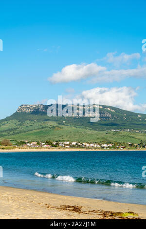 Ein Blick auf die Berggipfel und Skys vom Strand von Bolonia in Cadiz, Spanien Stockfoto