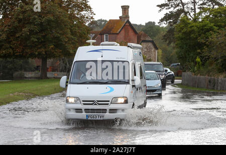 Beaulieu, New Forest, Hampshire. 1. Oktober 2019. UK Wetter: Hochwasser im Dorf von Beaulieu im New Forest nach dem Beaulieu River die Ufer bei Flut. Treiber ihren Weg durch das Hochwasser auf Palace Lane. Kredit Stuart Martin/Alamy leben Nachrichten Stockfoto