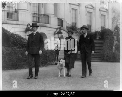 Pres. und Frau Calvin Coolidge, ihr Sohn, John und Hund, Wandern vor dem Weißen Haus Stockfoto