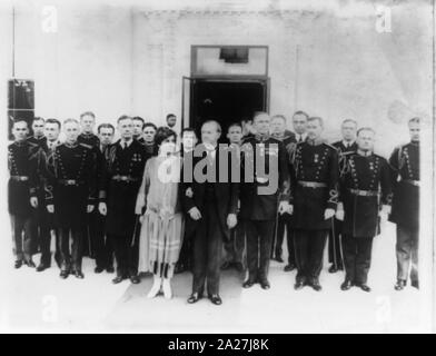 Pres. und Frau Calvin Coolidge mit ihren See- und militärischen Adjutanten Stockfoto