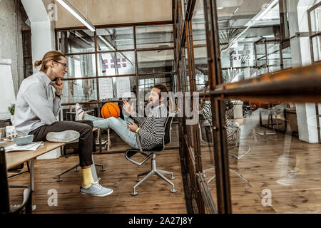 Entspannte Atmosphäre. Art Männer über ihre Pläne für das Mittagessen, die tagsüber in modernen Büro Stockfoto