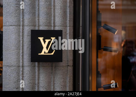 Zürich, Schweiz - 19. Juli 2018: Louis Vuitton Logo am Brand store Fassade Stockfoto