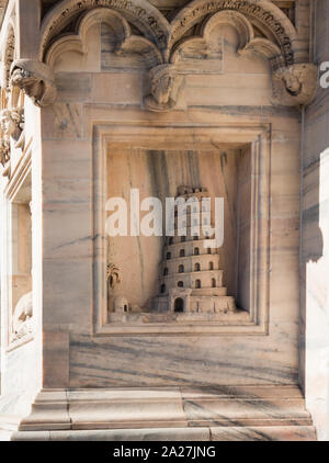 Reich verzierten Relief auf der Fassade von Mailand Catehdral in Italien mit dem Babel Turm Stockfoto