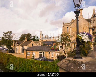 Blick auf die Stadt aus dem 17. und 18 thc Stein Gebäude aus Stein Brücke über den Fluss Welland Stamford Lincolnshire East England Großbritannien Stockfoto