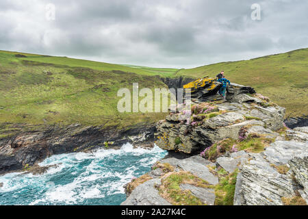 Die spektakuläre Aussicht von der Spitze des Warren Point in der Nähe von Boscastle Harbour Eingang mit Willapark Lookout ahead, North Cornwall, England, Großbritannien. Stockfoto