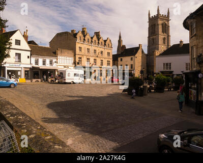 Blick über Red Lion Square zeigt zwei Pfarrkirchen Stamford Lincolnshire Eastern England UK an einem schönen Tag im September in diesem attraktiven historischen Stockfoto